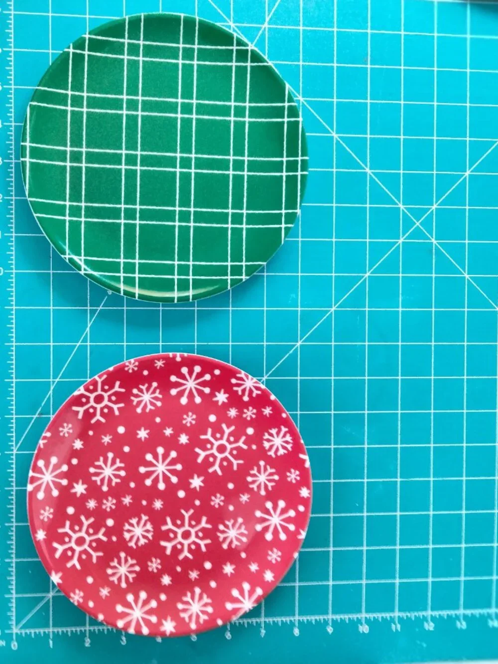 Wondershop 3 Santa Figural Plates and 6 Round Plates Lot of 9 Plates Melamine